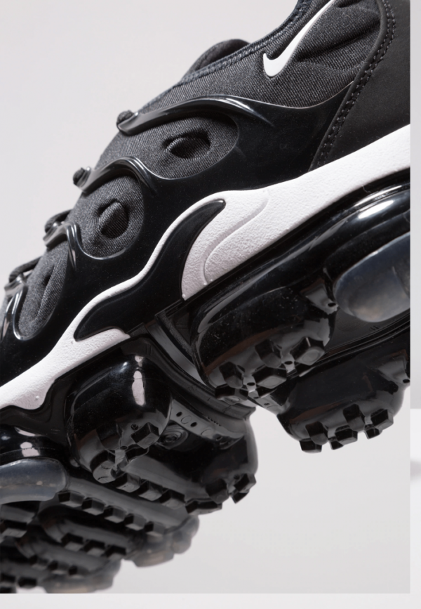 AIR VAPORMAX PLUS NEGRAS-BLANCAS - Imagen 3